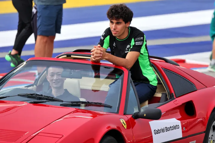 Gabriel Bortoleto während der Fahrerparade des Singapur GP - Foto: Racepictures