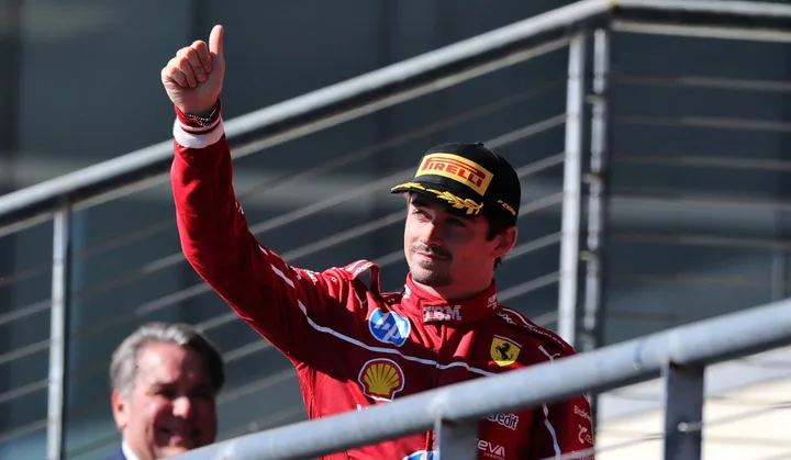 Charles Leclerc auf dem Podium während des US Grand Prix - Foto: RacePictures