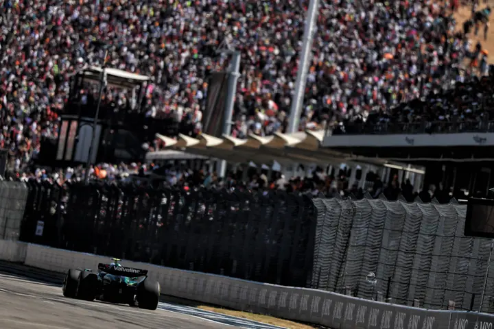 Fernando Alonso fährt den AMR25 beim Großen Preis der USA. Foto: RacePictures.