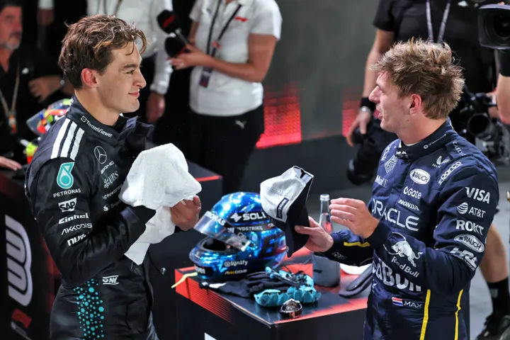 George Russell und Max Verstappen nach der Qualifikation für den Singapore GP. Foto: RacePictures.