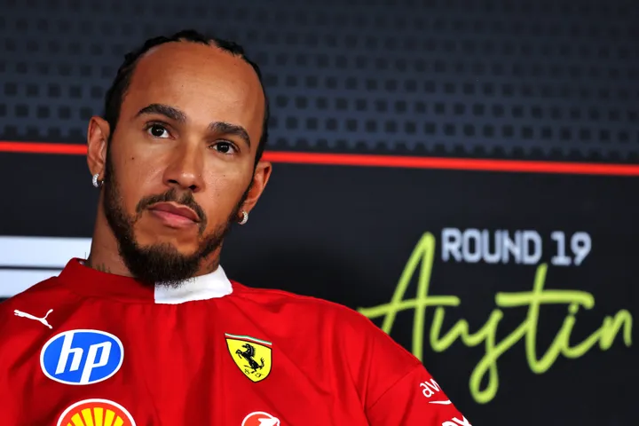Lewis Hamilton auf der FIA-Pressekonferenz am Donnerstag - Foto: Race Pictures