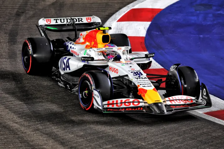 Liam Lawson fährt das Racing Bulls Auto in Singapur - Foto: Race Pictures