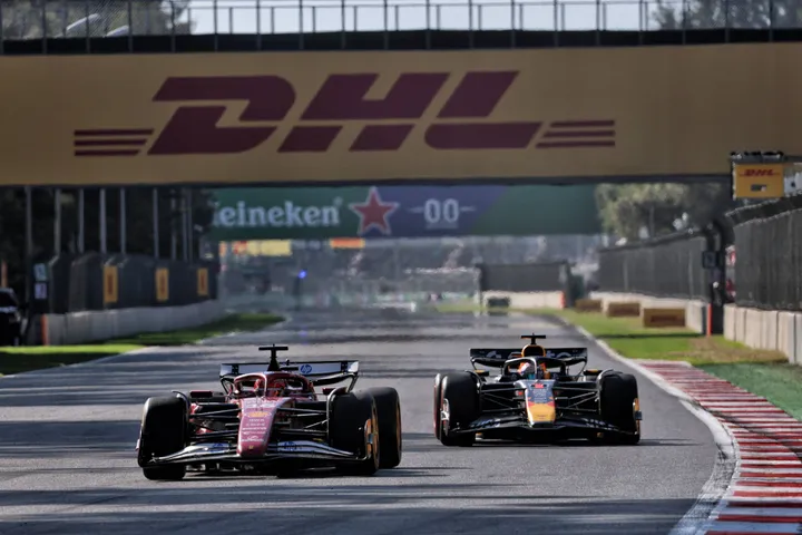 Verstappen setzt Leclerc in der Schlussphase des Mexiko-GP unter Druck - Foto: RacePictures