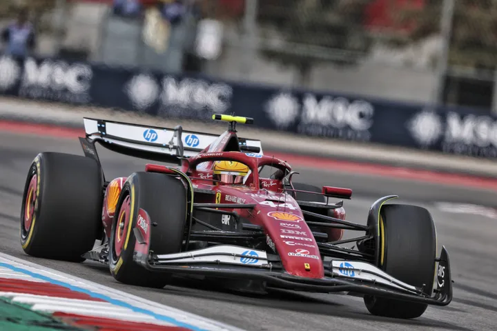 Lewis Hamilton schlägt Charles Leclerc im Sprint in Austin. Foto: RacePictures.
