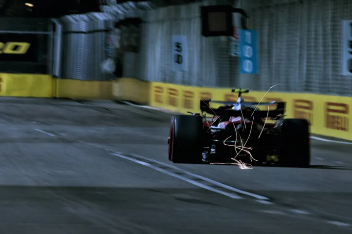 Lewis Hamilton setzt den SF-25 im FP2 beim Großen Preis von Singapur in Szene. Foto: RacePictures.