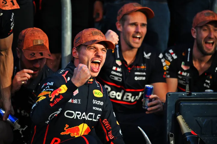 Max Verstappen feiert mit seinem Team nach dem Sieg beim Großen Preis der USA – Foto: RacePictures