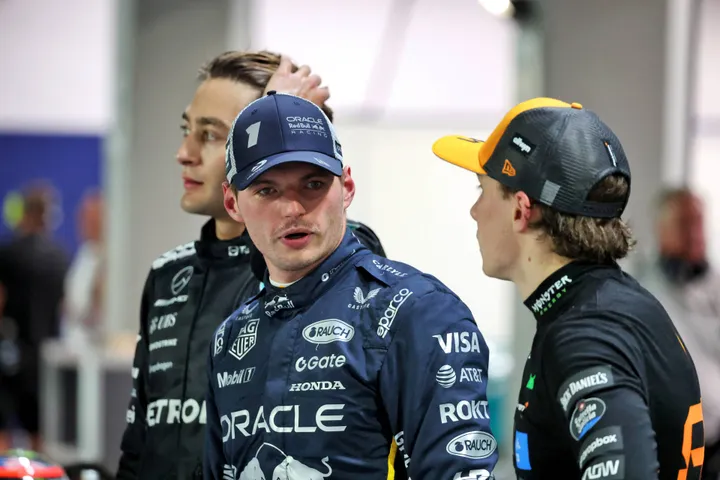 Max Verstappen, P2, zwischen Pole-Sitter George Russell und Oscar Piastri P3. Foto: RacePictures.