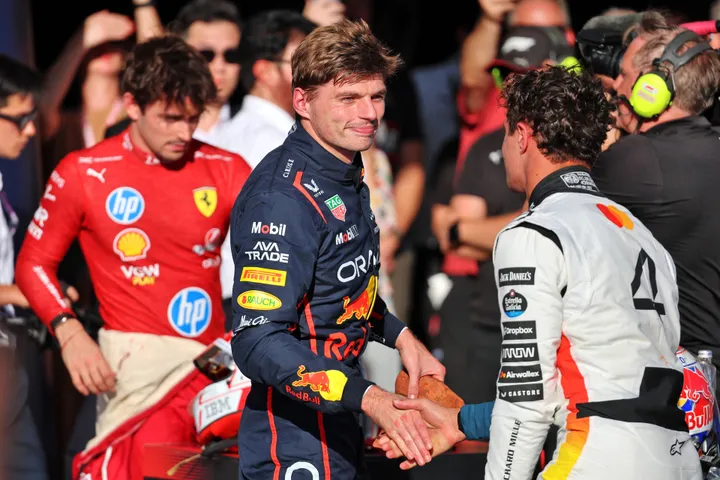 Max Verstappen begrüßt Lando Norris in COTA