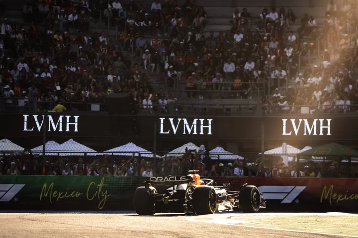 Max Verstappen im RB21 durch den Stadionabschnitt in Mexiko. Foto: RacePictures.