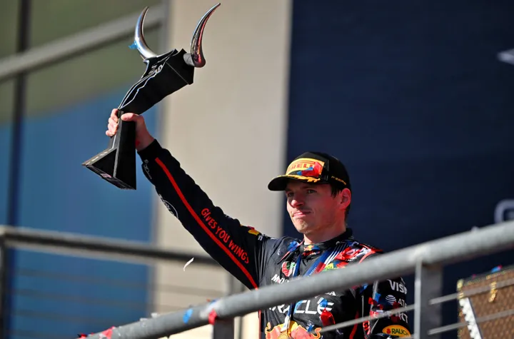 Max Verstappen mit Pokal beim USGP