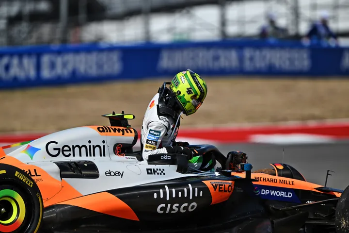 Lando Norris steigt aus seinem Auto - Foto: Race Pictures