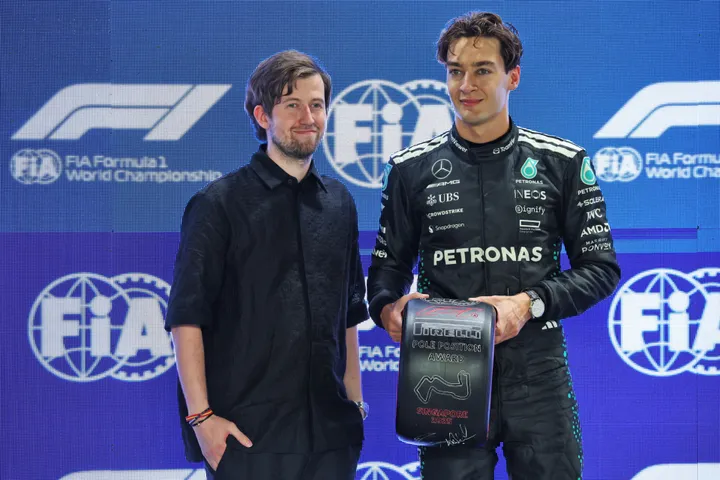 Russell mit dem Pole-Position-Preis in Singapur - Foto: Race Pictures