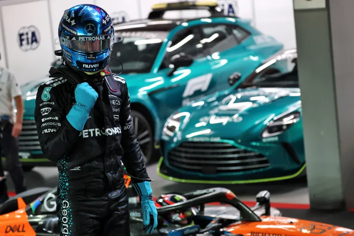 George Russell feiert in Singapur - Foto: Race Pictures