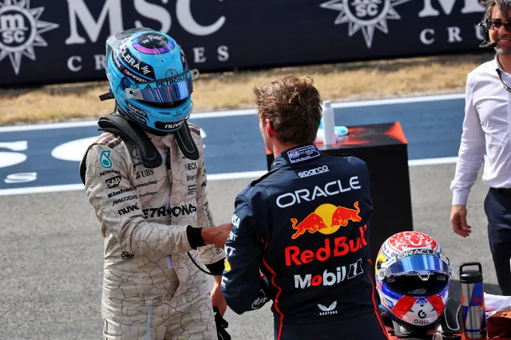 George Russell und Max Verstappen schütteln sich nach dem Sprint beim Großen Preis der USA die Hände – Foto: Race Pictures