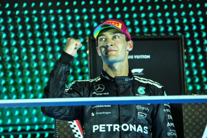 George Russell auf dem Podium beim Singapur Grand Prix - Foto: RacePictures