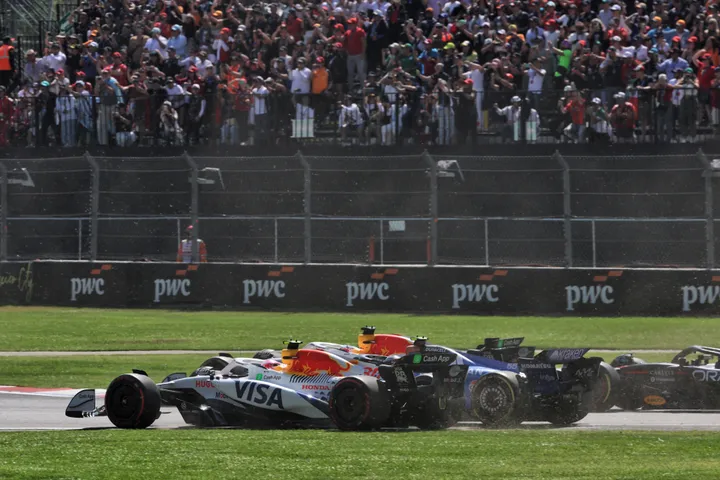 Lawson und Sainz weit draußen nach ihrer Berührung in der ersten Runde – Foto: Race Pictures