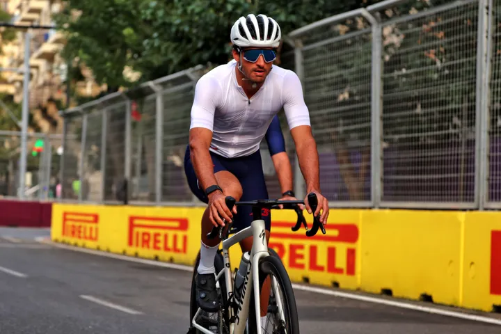 Carlos Sainz beim Radfahren auf dem Baku City Circuit - Foto: Race Pictures