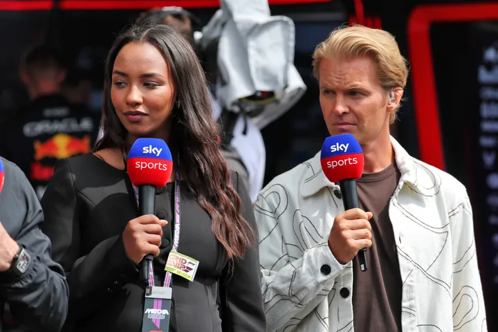 Naomi Schiff präsentiert gemeinsam mit Nico Rosberg beim Belgien-GP – Foto: RacePictures