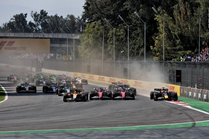 Lando Norris, Charles Leclerc und Max Verstappen gehen in Mexiko zu viert nebeneinander in Kurve 1 – Foto: Race Pictures