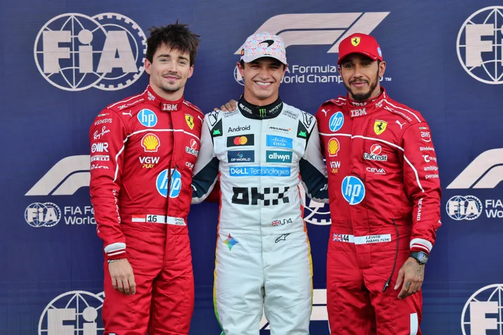 Charles Leclerc, Lando Norris und Lewis Hamilton nach der Qualifikation in den Top Drei beim Großen Preis von Mexiko – Foto: Race Pictures
