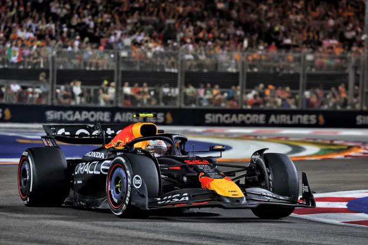 Yuki Tsunoda in Aktion beim Grand Prix von Singapur - Foto: Race Pictures