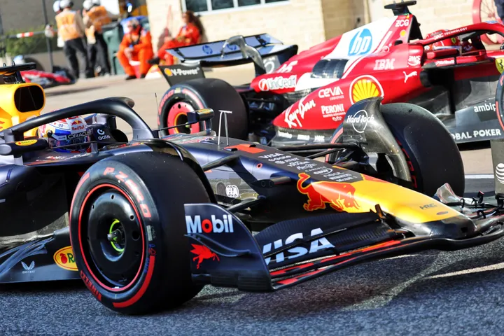 Max Verstappen und Charles Leclerc in COTA - Foto: Race Pictures
