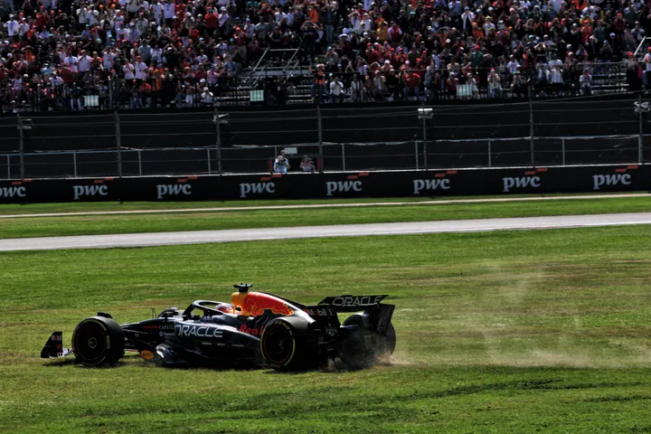 Verstappen schneidet Kurve 2 in Mexiko