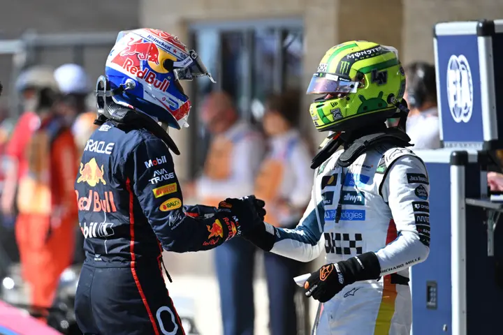 Max Verstappen und Lando Norris schütteln sich in COTA die Hände – Foto: Race Pictures