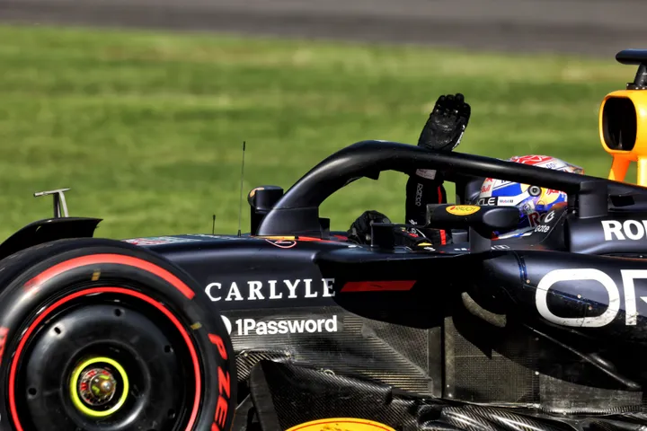 Verstappen-RB-21 winkt