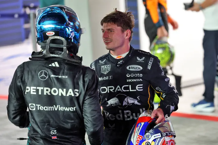 Max Verstappen gratuliert George Russell für den Sieg beim Singapur GP - Foto: Red Bull Content Pool