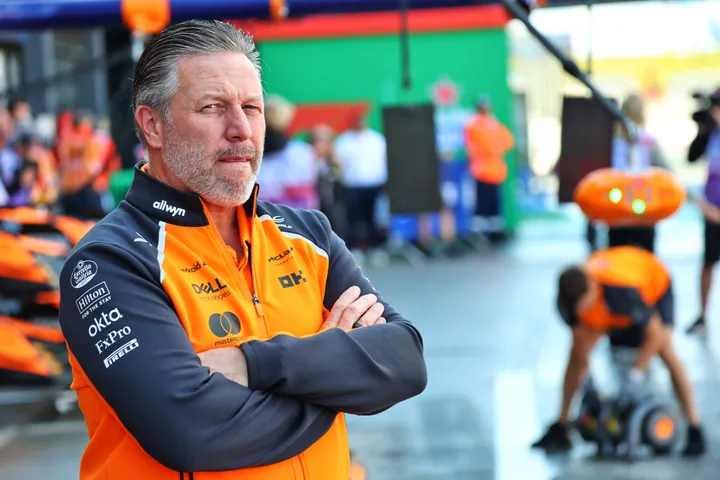 Zak Brown vor der McLaren-Garage - Foto: Racepictures