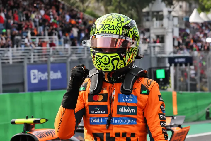 Norris feiert seinen Sieg beim Brasilien-GP nach einem perfekten Wochenende – Foto: Race Pictures