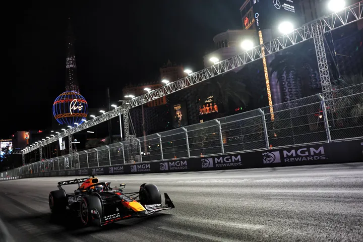 Max Verstappen während des Qualifyings zum Großen Preis von Las Vegas – Foto: Race Pictures