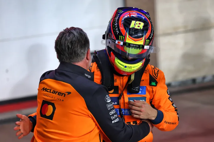 Piastri viert zijn pole met McLaren-CEO Zak Brown - Foto: Race Pictures