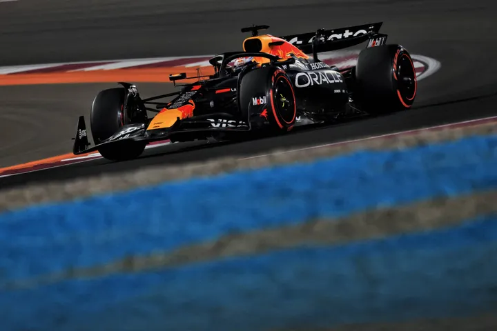 Max Verstappen gewann in Katar und liegt nun 12 Punkte hinter Lando Norris in der Meisterschaft. Foto: Race Pictures