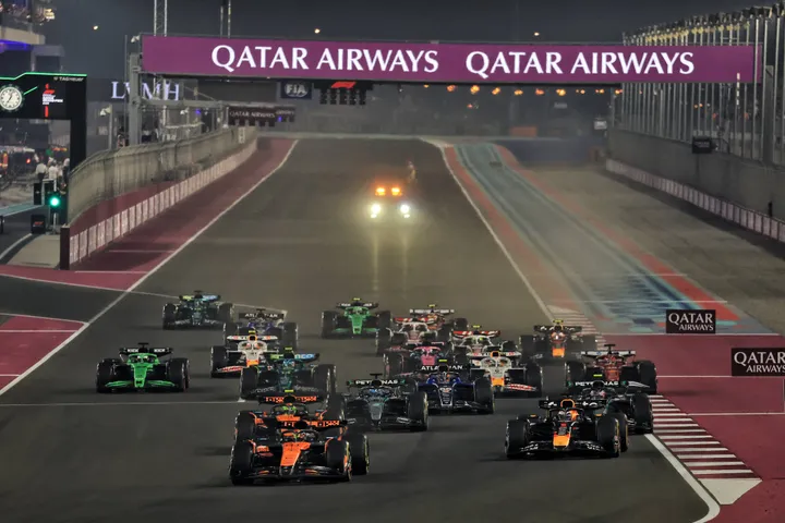 Max Verstappen setzte in der ersten Runde ein Überholmanöver gegen Lando Norris - Foto: Race Pictures