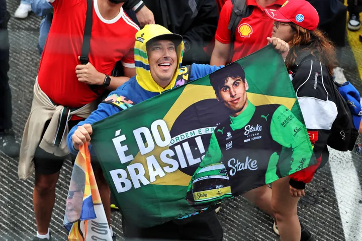 Gabriel-Bortoleto-Fan mit einer brasilianischen Flagge mit der Aufschrift „Er kommt aus Brasilien.“ Foto: RacePictures.