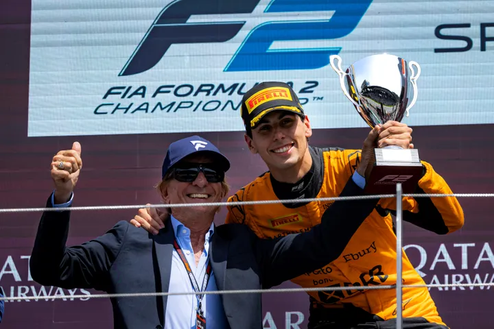 Fittipaldi mit Gabriel Bortoleto auf dem F2-Podium 2024 - Foto: Race Pictures