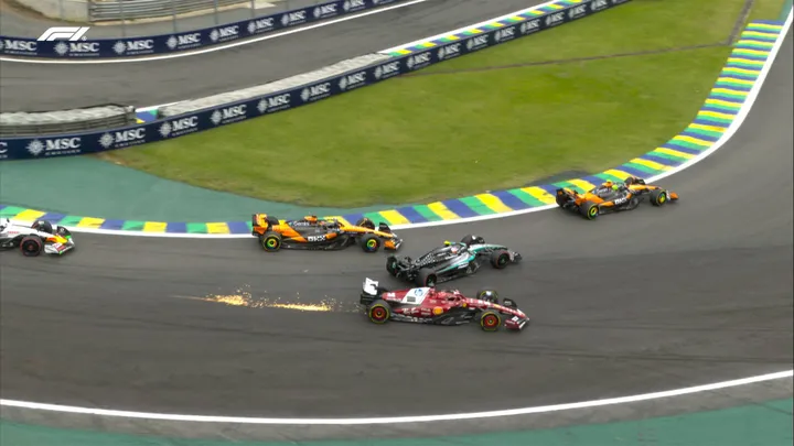 Oscar Piastri, Andrea Kimi Antonelli und Charles Leclerc crashen beim Neustart des Brasilien-GP. Foto: F1TV-Übertragung.