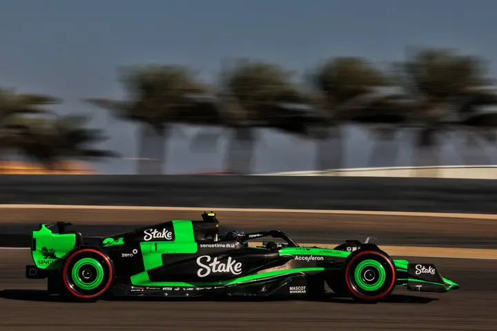 Kick Saubers schwarzer und grüner C44 beim Bahrain-GP 2024 - Foto: RacePictures