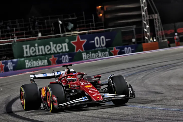 Leclerc im SF-25 in Las Vegas – Foto: Race Pictures