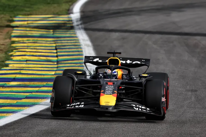 Max Verstappen fuhr in Brasilien dank der neuen Antriebseinheit von der Boxengasse aufs Podium. Foto: RacePictures.