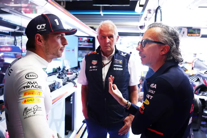 Max Verstappen, Helmut Marko und Laurent Mekies. Foto: RacePictures