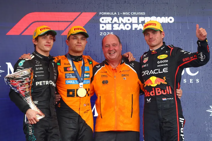 Norris und Verstappen auf dem Podium des Brasilien-GP mit Antonelli – Foto: Red Bull Content Pool