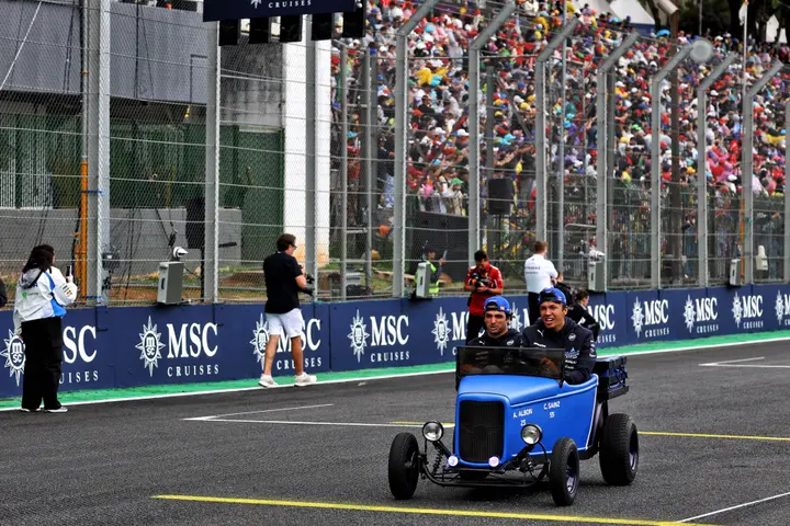 Sainz und Albon bei der Fahrerparade des Brasilien-GP – Foto: Race Pictures