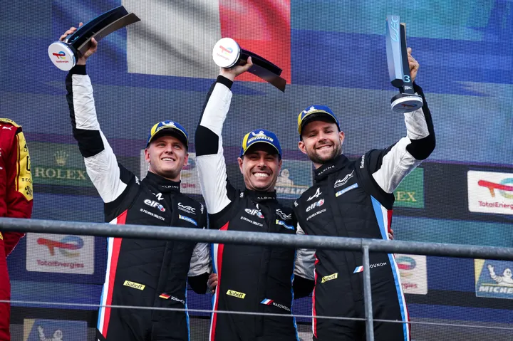 Mick Schumacher auf dem Podium in der WEC 2025 – Foto: Race Pictures