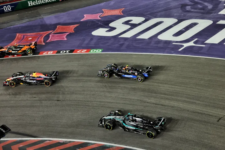 Lando Norris schießt in Kurve 1 beim Start des Großen Preises von Las Vegas übers Ziel hinaus. Foto: RacePictures.