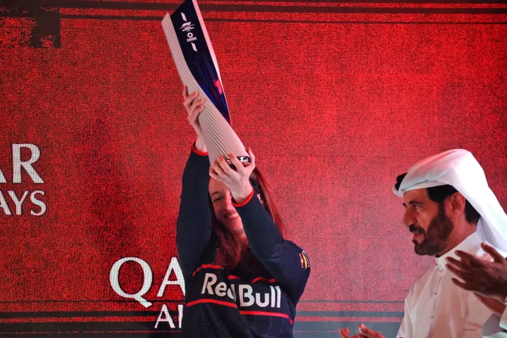 Hannah Schmitz auf dem Podium in Katar – Foto: Race Pictures