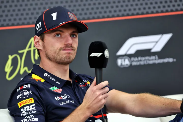 Max Verstappen während der ABu Dhabi Pressekonferenz - Foto: Race Pictures