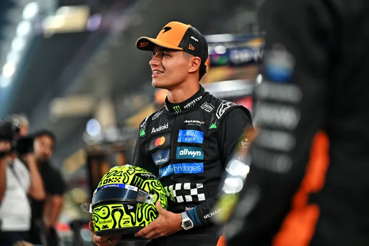 Lando Norris führt vor dem Saisonfinale am Sonntag mit 12 Punkten vor Max Verstappen und 16 Punkten vor Teamkollege Oscar Piastri – Foto: Race Pictures